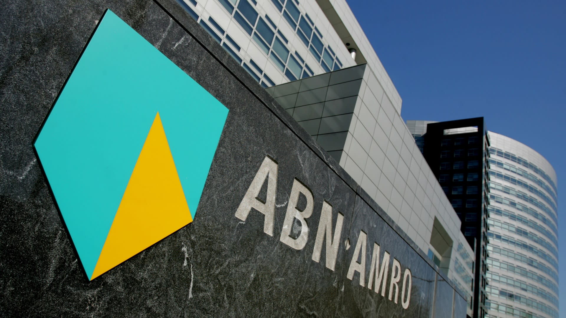 ABN AMRO kondigt nieuwe strategie aan: volledige kapitaaluitkering, grote herstructurering en 5.200 banen weg