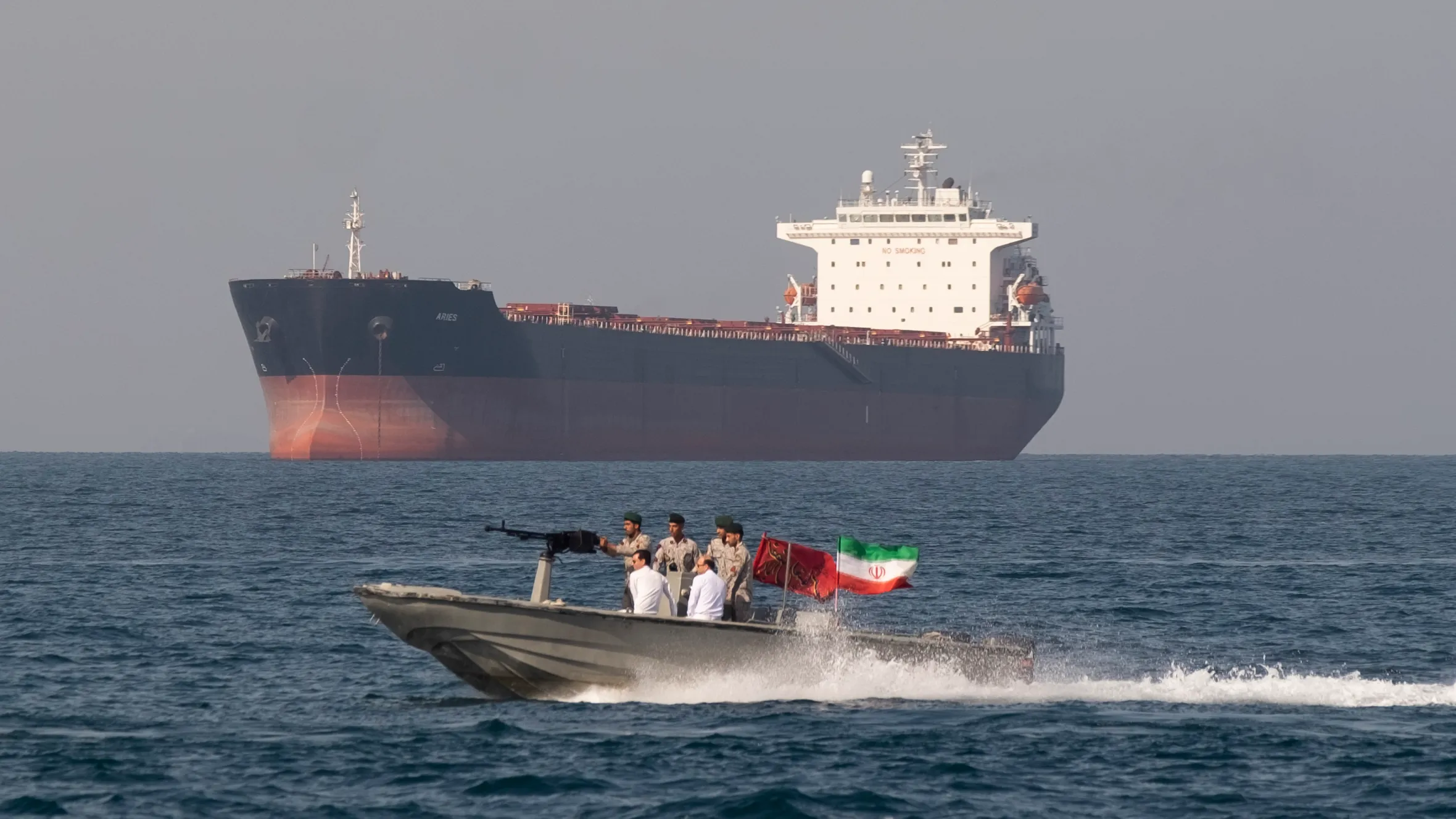 VS en Iran escaleren: Straat van Hormuz dicht, olie duurder en Dow ruim 600 punten lager