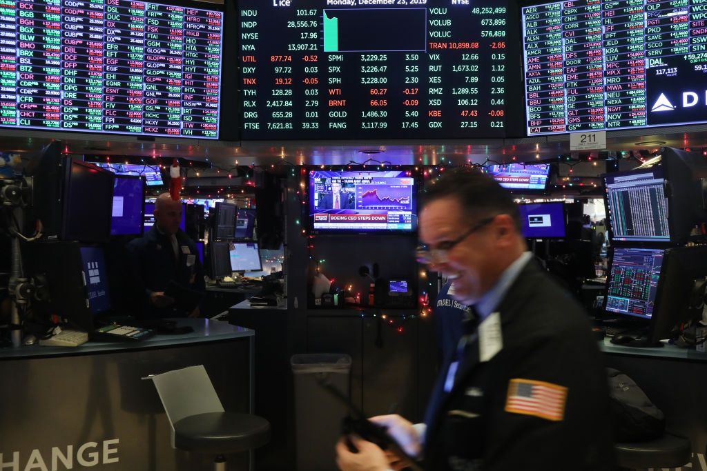 Wall Street sluit lager: chips onder druk door Chinese AI-doorbraak, olie loopt op door Iran