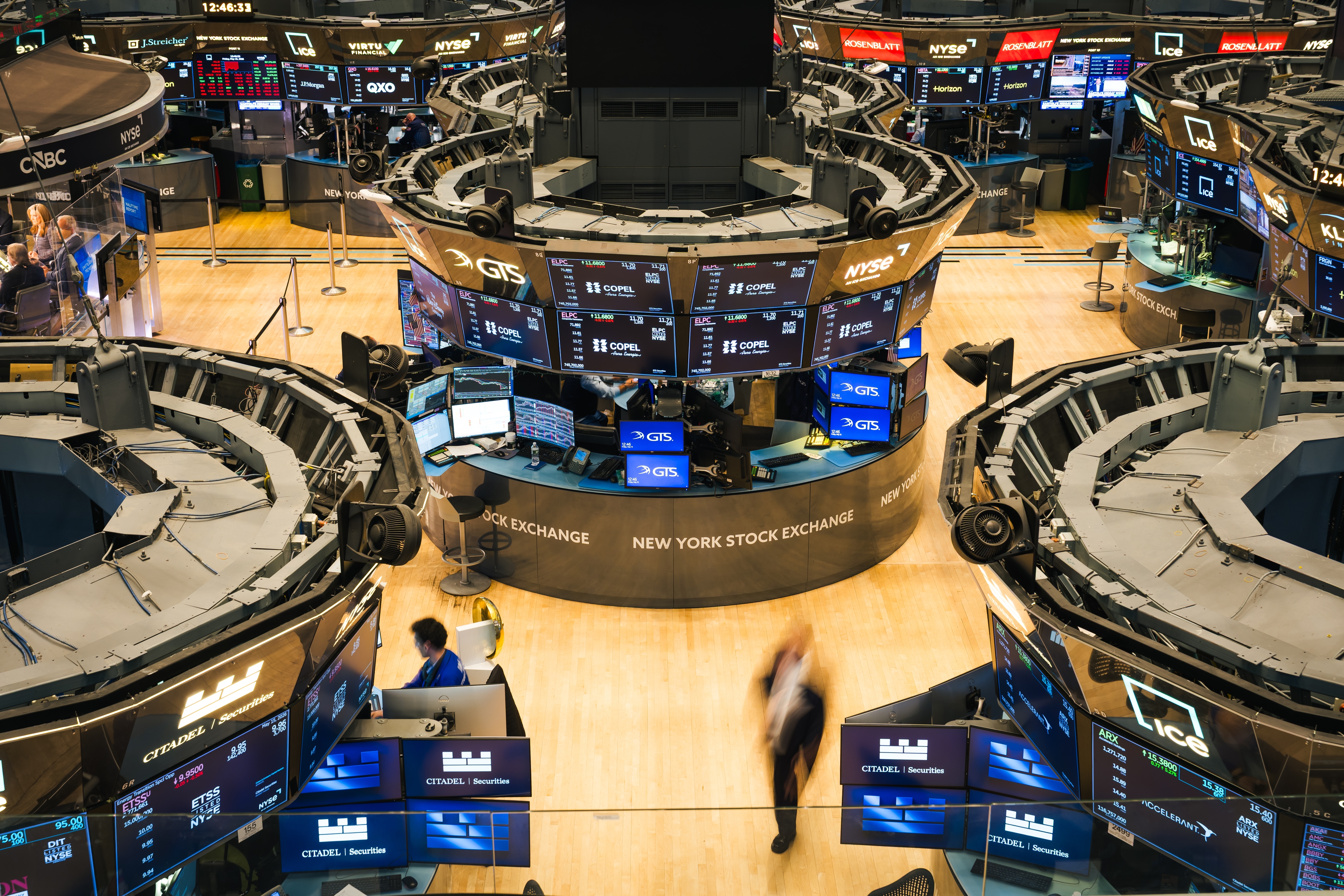 Wall Street sluit lager: chips onder druk door Chinese AI-doorbraak, olie loopt op door Iran